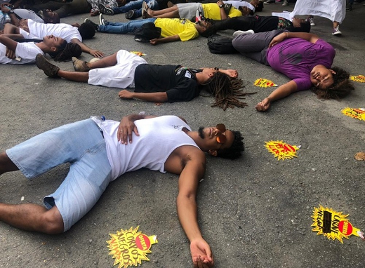 Homens se deitam no chão durante protesto (Foto: Matheus Rodrigues | G1) 