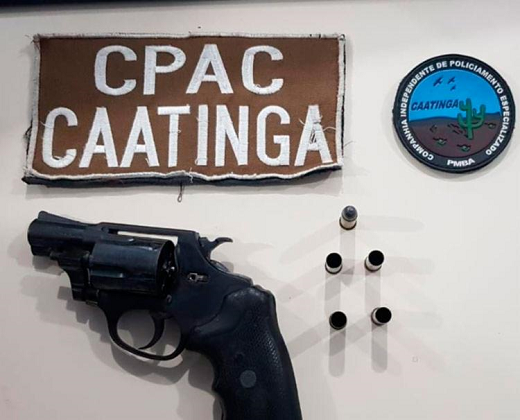 Arma e munições apreendidas com o suspeito (Foto: Divulgação | SSP-BA) Arma e munições apreendidas com o suspeito (Foto: Divulgação | SSP-BA)