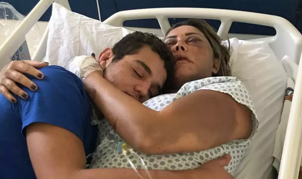 Rayron Gracie ao lado de sua mãe, Elaine (Foto: Reprodução | Instagram | Estadão) Rayron Gracie ao lado de sua mãe, Elaine (Foto: Reprodução | Instagram | Estadão)
