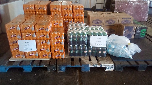 Nenhuma das bebidas apreendidas eram das marcas liberadas para comércio nos circuitos (Foto: Reprodução) Nenhuma das bebidas apreendidas eram das marcas liberadas para comércio nos circuitos (Foto: Reprodução)