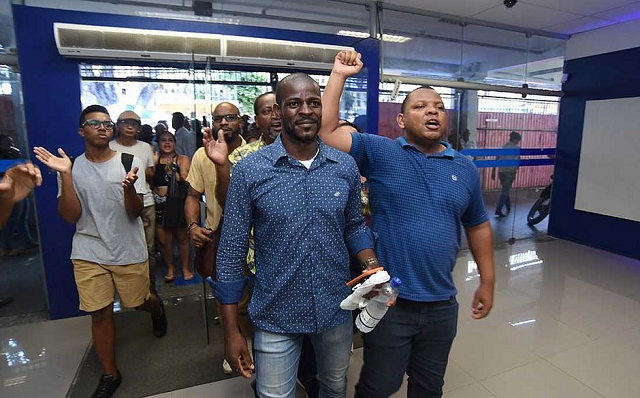 Crispim voltou na terça (26) na agência, onde houve um protesto (Foto: Betto Jr)