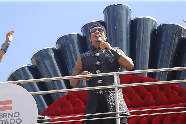 Denny, ex-vocalista da Timbalada, sofreu uma dor torácica momentos antes de desfilar no circuito Dodô (Barra/Ondina), na segunda (Foto: Reprodução) Denny, ex-vocalista da Timbalada, sofreu uma dor torácica momentos antes de desfilar no circuito Dodô (Barra/Ondina), na segunda (Foto: Reprodução)