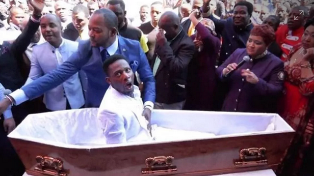 Vídeo do pastor Alph Lukau em que ele 'ressucita' um homem viralizou na África do Sul (Foto: Facebook Alph Lukau | BBC) Vídeo do pastor Alph Lukau em que ele 'ressucita' um homem viralizou na África do Sul (Foto: Facebook Alph Lukau | BBC)