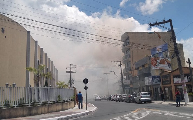 Felizmente, o fogo só atingiu a parte externa da escola. Ninguém se feriu (Foto: Reprodução) Felizmente, o fogo só atingiu a parte externa da escola. Ninguém se feriu (Foto: Reprodução)