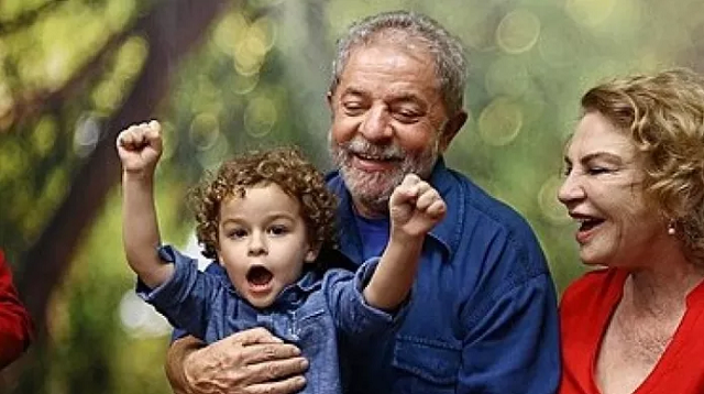 Lula, o neto Arthur, e dona Marisa no aniversário de 70 anos do ex-presidente (Foto: Ricardo Stuckert | G1) Lula, o neto Arthur, e dona Marisa no aniversário de 70 anos do ex-presidente (Foto: Ricardo Stuckert | G1)