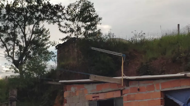 Familiares construiam casa de madeira em cima de morro para sair do aluguel, quando foram atingidos por raio (Foto: Cassio Andrade | TV Diário) Familiares construiam casa de madeira em cima de morro para sair do aluguel, quando foram atingidos por raio (Foto: Cassio Andrade | TV Diário)