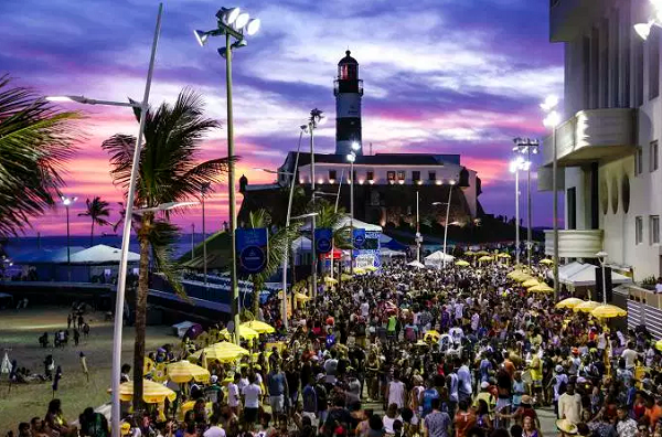 Folião foi preso na madrugada deste domingo (3), na Barra (Foto: Reprodução) Folião foi preso na madrugada deste domingo (3), na Barra (Foto: Reprodução)