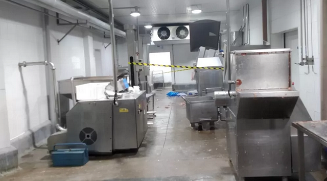 A área onde fica á máquina de moer carne em que o funcionário caiu está isoladab (Foto: Polícia Civil | Divulgação)