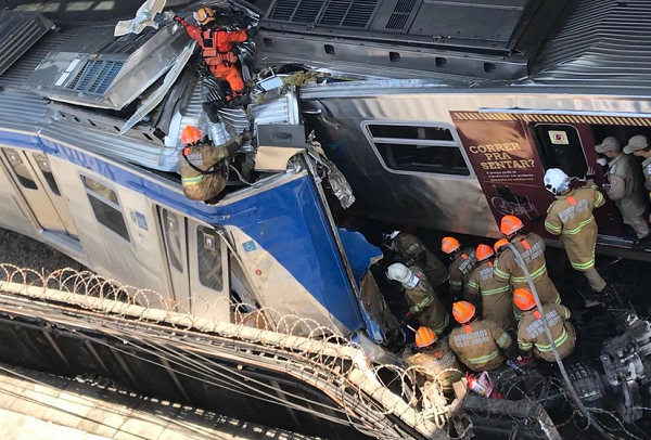 Bombeiros rasgam a lataria do teto do vagão para tentar resgatar maquinista (Foto: Raísa Pires | G1) Bombeiros rasgam a lataria do teto do vagão para tentar resgatar maquinista (Foto: Raísa Pires | G1)