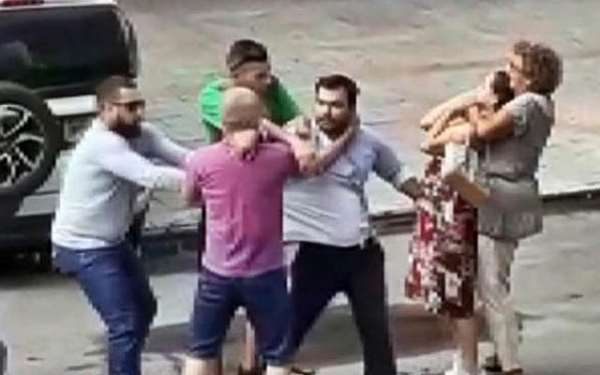 Vídeo da agressão viralizou nas redes sociais (Foto: Reprodução) Vídeo da agressão viralizou nas redes sociais (Foto: Reprodução)