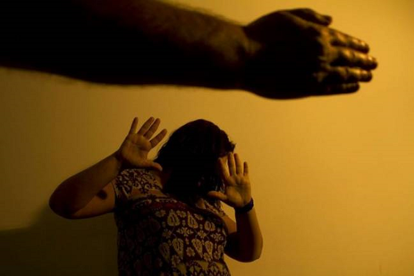 De acordo com a pesquisa, 536 mulheres são agredidas por hora no país, sendo que 177 sofrem espancamento (Foto: Reprodução) De acordo com a pesquisa, 536 mulheres são agredidas por hora no país, sendo que 177 sofrem espancamento (Foto: Reprodução)
