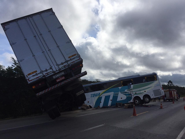 Acidente entre caminhão e ônibus do Bahia bateram na BR-251 (Foto: Corpo de Bombeiros | Divulgação)