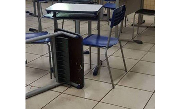 Professor de Língua Portuguesa foi esfaqueado na perna enquanto dava aula para uma turma do 9º ano do ensino fundamental numa escola estadual (Foto: Reprodução) Professor de Língua Portuguesa foi esfaqueado na perna enquanto dava aula para uma turma do 9º ano do ensino fundamental numa escola estadual (Foto: Reprodução)