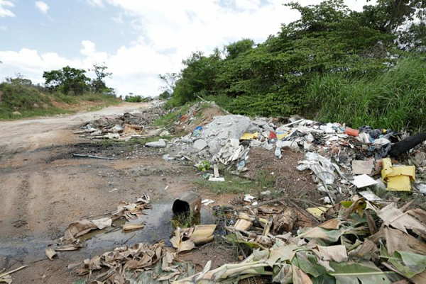 Restos de construção são descartados às margens da estrada na zona rural (Foto: Reprodução) Restos de construção são descartados às margens da estrada na zona rural (Foto: Reprodução)
