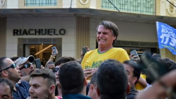Jair Bolsonaro ao ser atingido por facada em Juiz de Fora, em 6 de setembro de 2018 (Foto: Reprodução)