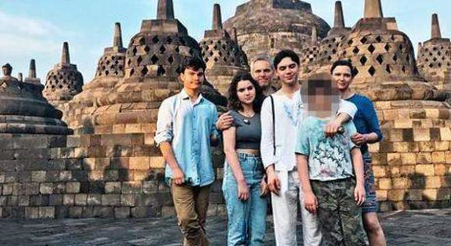 Depois das explosões, Linsey teve que decidir qual dos dois filhos salvar, David, de 19 anos, ou Amelie, de 15 (Foto: Reprodução) Depois das explosões, Linsey teve que decidir qual dos dois filhos salvar, David, de 19 anos, ou Amelie, de 15 (Foto: Reprodução)