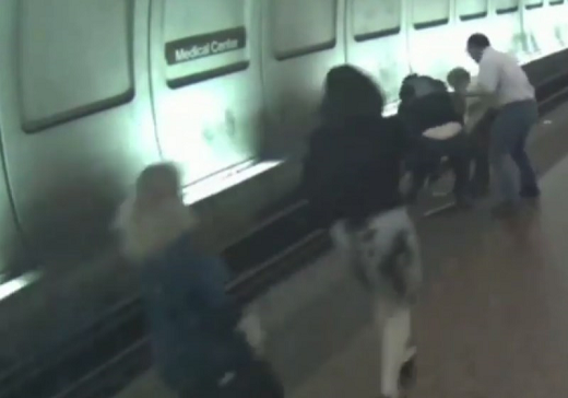 Homem cego que caiu nos trilhos do metrô dos EUA nesta segunda, 15 (Foto: Reprodução)