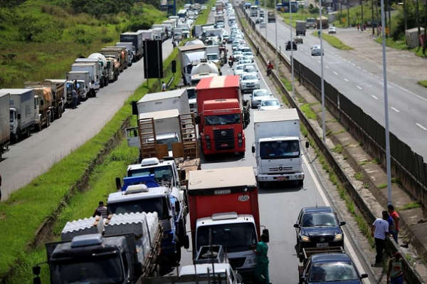 Serão destinados até R$ 30 mil para cada caminhoneiro autônomo por meio de instituições como Banco do Brasil e Caixa (Foto: Reprodução) 