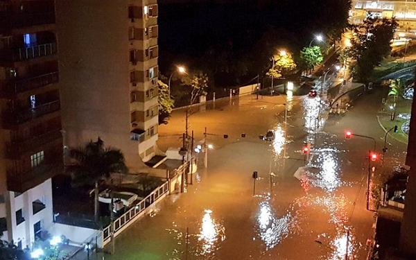 Prefeitura local, acusada de não ter gasto 'um único centavo' na prevenção às chuvas corriqueira no Estado, depois do episódio e da contabilização de 10 mortes por consequência do temporal, anunciou que irá empregar 'maiores esforços' no setor (Foto: Reprodução) Prefeitura local, acusada de não ter gasto 'um único centavo' na prevenção às chuvas corriqueira no Estado, depois do episódio e da contabilização de 10 mortes por consequência do temporal, anunciou que irá empregar 'maiores esforços' no setor (Foto: Reprodução)