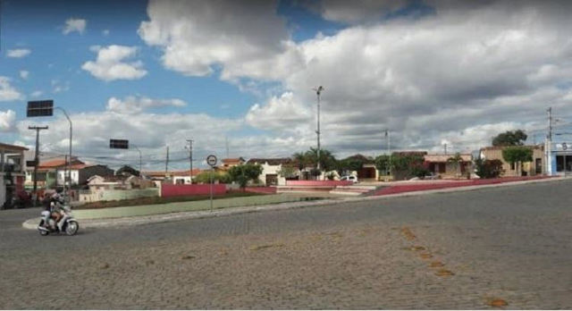 O adolescente estava realizando uma atividade escolar com amigos numa praça da cidade quando foi atacado (Foto: Reprodução) O adolescente estava realizando uma atividade escolar com amigos numa praça da cidade quando foi atacado (Foto: Reprodução)