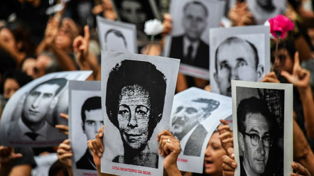 Manifestação no Parque do Ibirapuera, em SP, mostra os retratos de pessoas que desapareceram durante a Ditadura Militar no Brasil (Foto: Nelson Almeida | AFP) Manifestação no Parque do Ibirapuera, em SP, mostra os retratos de pessoas que desapareceram durante a Ditadura Militar no Brasil (Foto: Nelson Almeida | AFP)