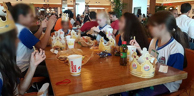Crianças chegaram mais cedo para lanchar no shopping (Foto: Divulgação)