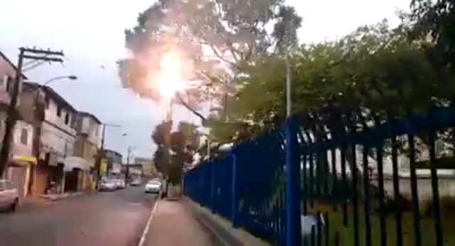 Momento da queda de uma árvore sobre rede elétrica no centro da cidade de Camaçari (Foto: Print | Vídeo) Momento da queda de uma árvore sobre rede elétrica no centro da cidade de Camaçari (Foto: Print | Vídeo)