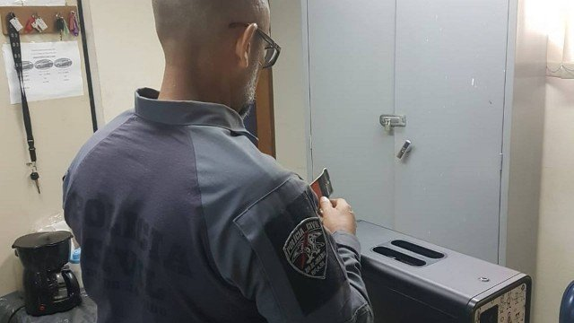 Policial e o computador do adolescente aprendido (Foto: Guilherme Pinto)