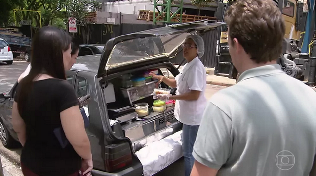 Inês atende seus clientes perto da Avenida Paulista (Foto: Reprodução | TV Globo) Inês atende seus clientes perto da Avenida Paulista (Foto: Reprodução | TV Globo)