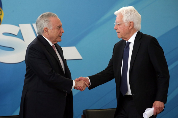 Imagem de arquivo de junho de 2018 mostra o então presidente Michel Temer com o então ministo Moreira Franco durante assinatura de decretos que regulamentam o Código de Mineração (Foto: Antonio Cruz | Agência Brasil) Imagem de arquivo de junho de 2018 mostra o então presidente Michel Temer com o então ministo Moreira Franco durante assinatura de decretos que regulamentam o Código de Mineração (Foto: Antonio Cruz | Agência Brasil)