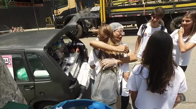 Alunos abraçam Inês em São Paulo (Foto: Reprodução | TV Globo) Alunos abraçam Inês em São Paulo (Foto: Reprodução | TV Globo)
