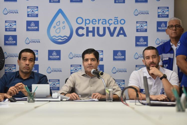 Prefeito ACM Neto, vic-prefeito Bruno Reis e o diretor-geral da Defesa Civil de Salvador (Codesal), Sosthenes Macedo (Foto: Reprodução)
