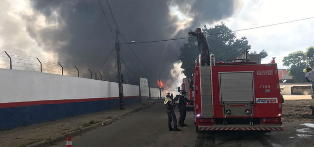Corpo de Bombeiros alerta que há muito produto tóxico em combustão na fábrica de colchões (Foto: Reprodução) Corpo de Bombeiros alerta que há muito produto tóxico em combustão na fábrica de colchões (Foto: Reprodução)