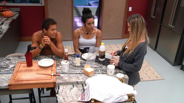 Danrley, Elana e Paula durante conversa no BBB19 (Foto: Reprodução | Globo) Danrley, Elana e Paula durante conversa no BBB19 (Foto: Reprodução | Globo)