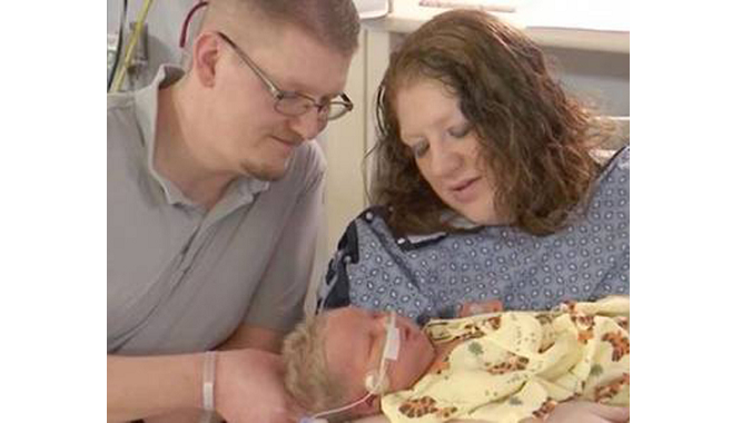 Bebê nasceu na semana passada com o peso de uma criança de 6 meses e cheia de cabelo (Foto: Reprodução) Bebê nasceu na semana passada com o peso de uma criança de 6 meses e cheia de cabelo (Foto: Reprodução)