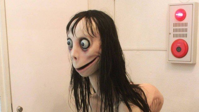 A boneca, que tem olhos esbugalhados, pele pálida e um sorriso sinistro, ficou famosa pelo redes sociais, depois de ser disseminada como um desafio viral (Foto: Reprodução | TV Bahia) A boneca, que tem olhos esbugalhados, pele pálida e um sorriso sinistro, ficou famosa pelo redes sociais, depois de ser disseminada como um desafio viral (Foto: Reprodução | TV Bahia)