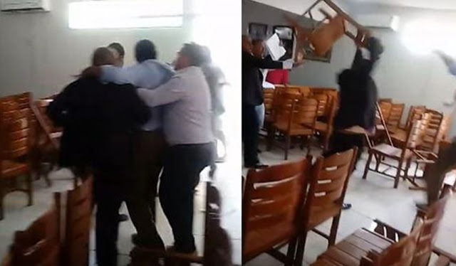 Vídeo mostra confusão que acabou em pancadaria na Câmara de Vereadores de Pau Brasil, no sul da Bahia (Foto: Reprodução) Vídeo mostra confusão que acabou em pancadaria na Câmara de Vereadores de Pau Brasil, no sul da Bahia (Foto: Reprodução)