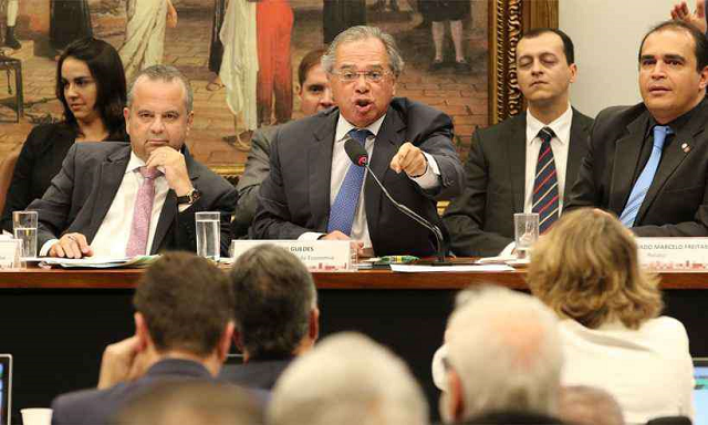 Guedes saiu escoltado por policiais legislativos e o restante dos parlamentares continuaram a briga (Foto: Fabio Rodrigues Pozzebom | Agência Brasil) Guedes saiu escoltado por policiais legislativos e o restante dos parlamentares continuaram a briga (Foto: Fabio Rodrigues Pozzebom | Agência Brasil)