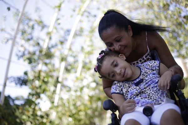 A professora Juliana Barreto e a filha, Luine; a menina passou a ter mais qualidade de vida depois do tratamento com canabidiol (Foto: Reprodução) A professora Juliana Barreto e a filha, Luine; a menina passou a ter mais qualidade de vida depois do tratamento com canabidiol (Foto: Reprodução)