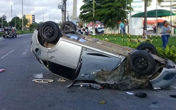 Motorista morre em batida na BA-099, em Lauro de Freitas (Foto: Reprodução | G1) Motorista morre em batida na BA-099, em Lauro de Freitas (Foto: Reprodução | G1)