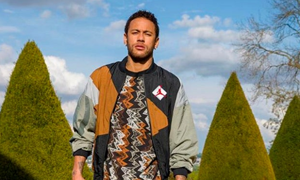 Família da jovem que acusou o atacante Neymar de tê-la estuprado em Paris afirma estar surpresa com o episódio (Foto: Reprodução)