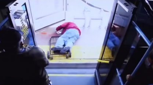 Idoso morre após ser empurrado de ônibus nos EUA (Foto: Reprodução) Idoso morre após ser empurrado de ônibus nos EUA (Foto: Reprodução)