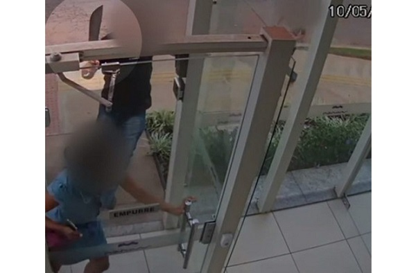 A atitude do pai foi registrada por imagens de câmeras de segurança. O crime aconteceu no dia 10 de maio (Foto: reprodução | TV Anhanguera) A atitude do pai foi registrada por imagens de câmeras de segurança. O crime aconteceu no dia 10 de maio (Foto: reprodução | TV Anhanguera)