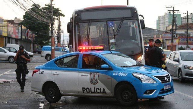 Policiais militares no local do crime (Foto: Fabiano Rocha | Agência O Globo) Policiais militares no local do crime (Foto: Fabiano Rocha | Agência O Globo)