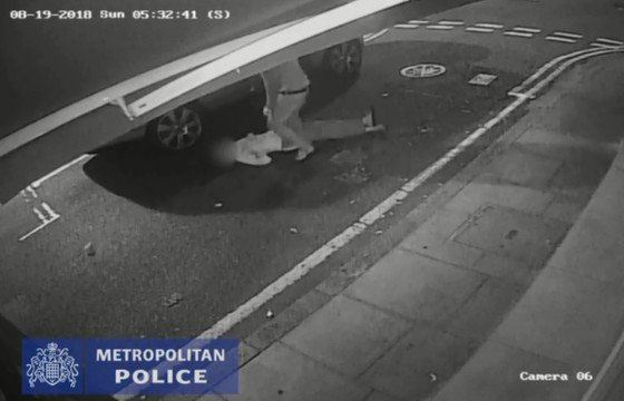 Antes de fugir, o ladrão arrastou a vítima até o local onde um carro estava estacionado (Foto: Reprodução)