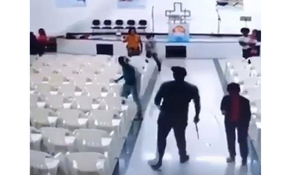 Vídeo do momento exato que homem invade igreja foi registrado pelas câmeras do estabelecimento (Foto: Reprodução)