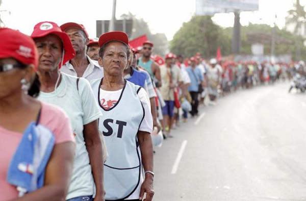 Segundo a CUT, movimento deve reunir aproximadamente 3 mil componentes do MST de 10 regiões baianas (Foto: Reprodução | MST) Segundo a CUT, movimento deve reunir aproximadamente 3 mil componentes do MST de 10 regiões baianas (Foto: Reprodução | MST)