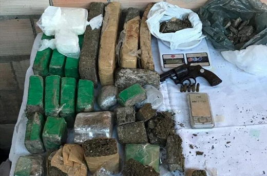 A operação resultou na prisão de dois suspeitos, além de apreensão de drogas e armas (Foto: Reprodução)