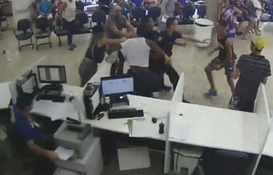 A briga aconteceu dentro da unidade de saúde e foi registrada por câmeras de segurança do local (Foto: Reprodução)