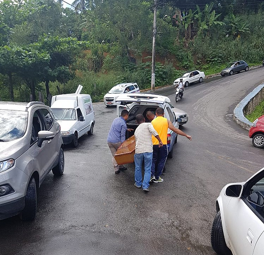 Quatro homens carregam caixão no pé da ladeira (Foto: Denis Paim | Leitor CORREIO)